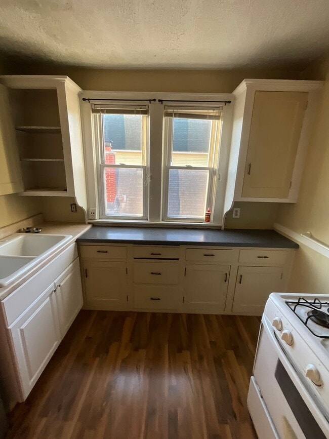 Building Photo - 924 S 74th St