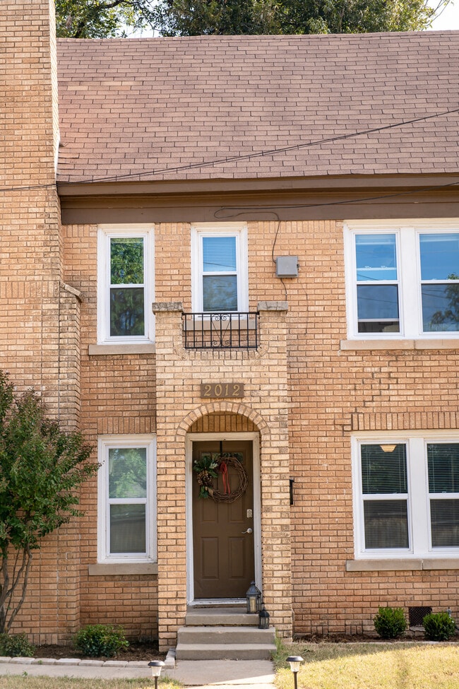 Building Photo - 2012 N Ross Ave