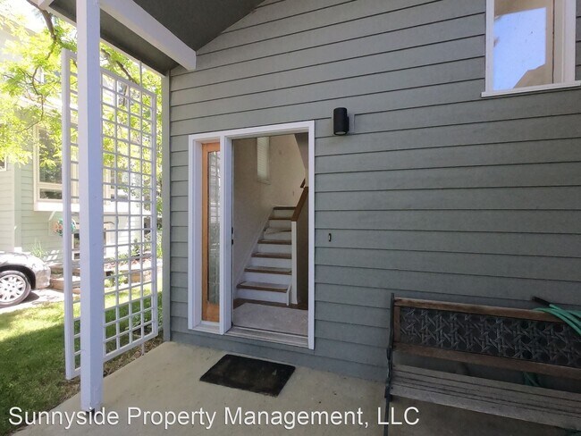 Building Photo - 3 br, 3 bath House - 122 Genesee Court