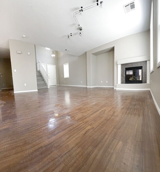 Foto del edificio - Vaulted Ceiling Home, Gated Community w/ P...
