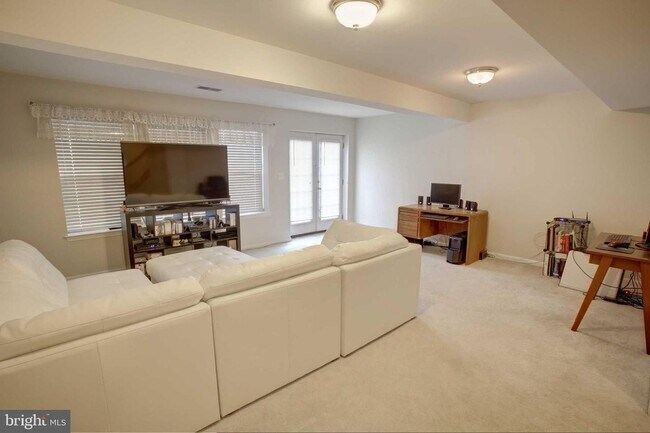 Building Photo - 8930 Mayhew Ct