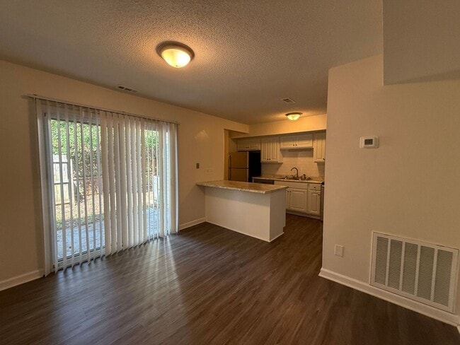 Building Photo - 3 bedroom, 1.5 bath Townhouse.