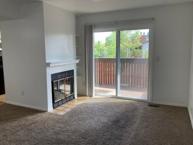 Building Photo - Well Kept 2 Bedroom Foxridge Condo W/Garag...