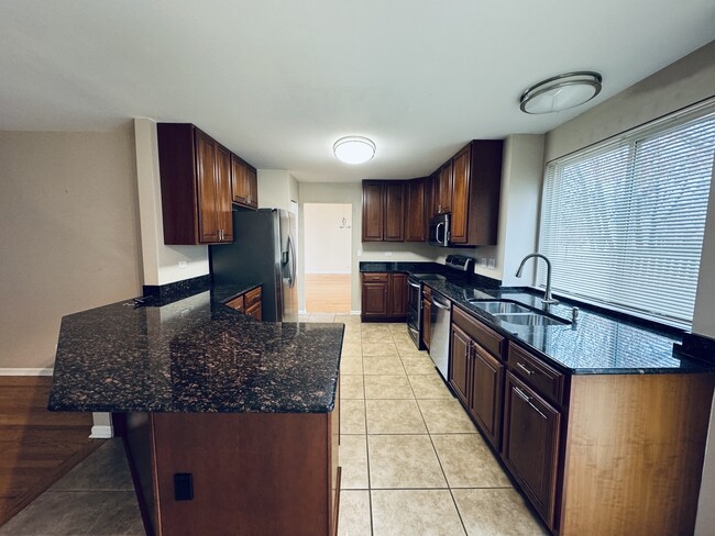 Building Photo - 735 Ravinia Dr