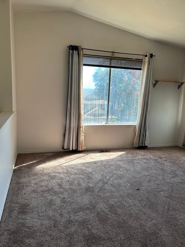 Building Photo - Updated 4BR Home in Renton's Victoria Park Neighborhood!
