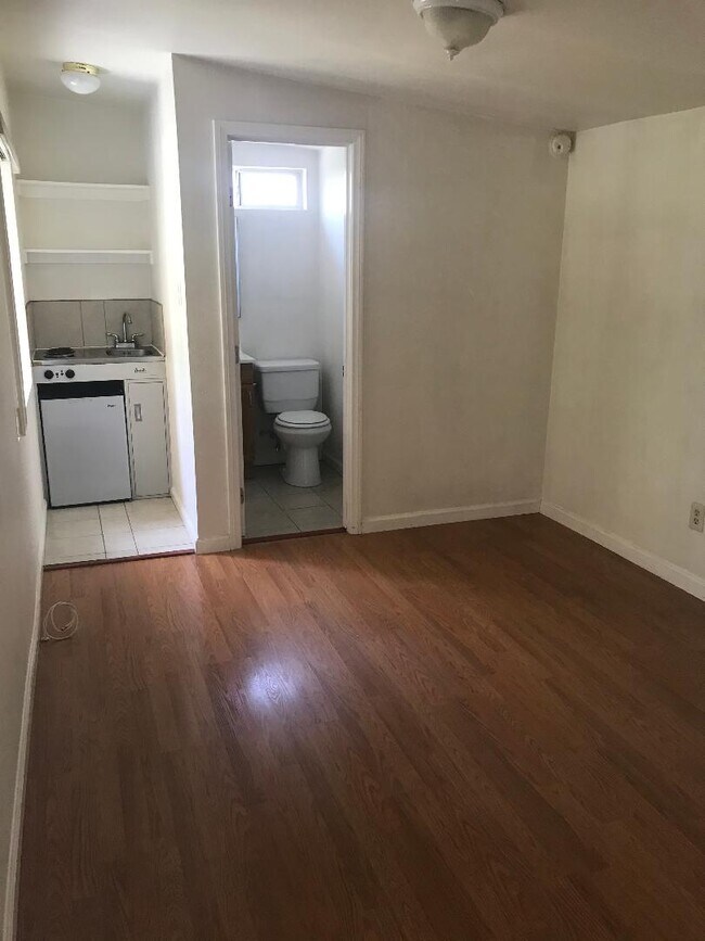 studio-bath-kichenette - 11907 Brookhaven Ave