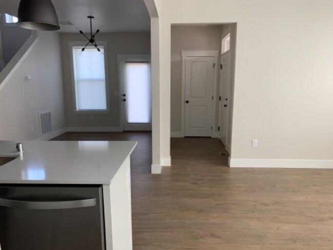 Foto del edificio - 6103 Farmstead Ave