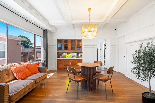 Foto del edificio - REMODELED HUGE BRIGHT 2400sf 4BR/3.5BA Havenscourt Split Level Home w Cottage AVAIL NOW