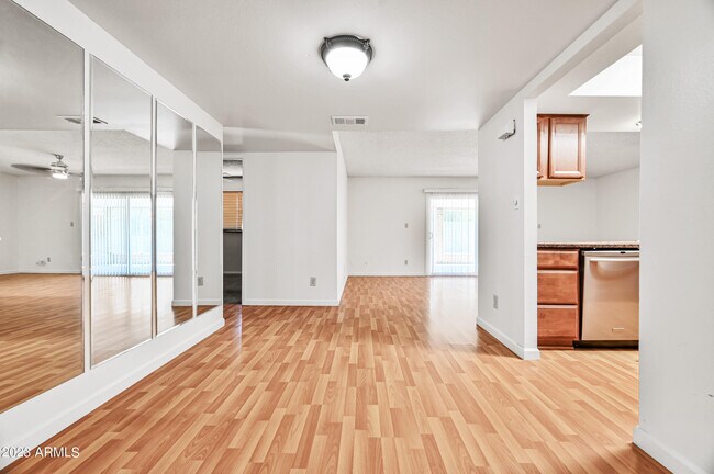 Foto del edificio - 3933 S Oak St