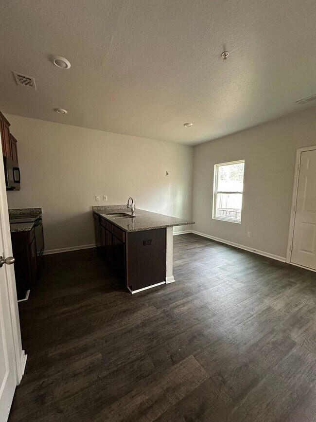 Building Photo - 1112 Highwood Ln