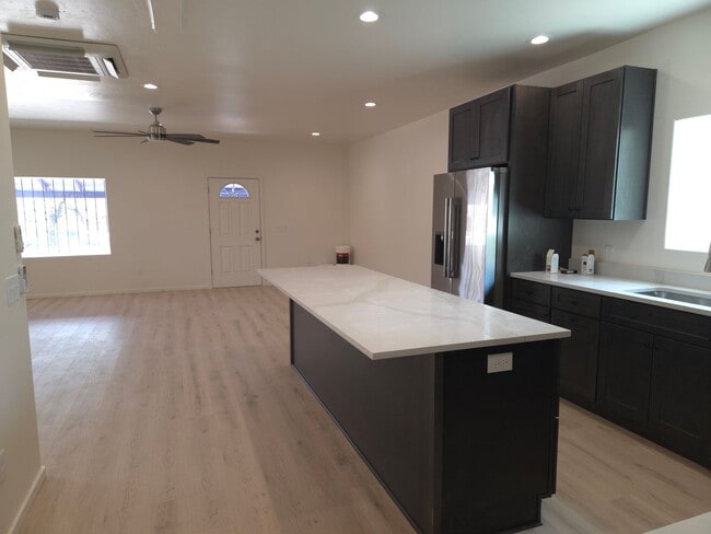 Foto del edificio - 1625 E 8th St
