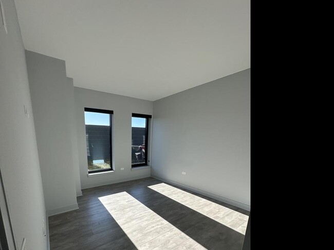 Building Photo - 2 bedroom in Chicago IL 60613