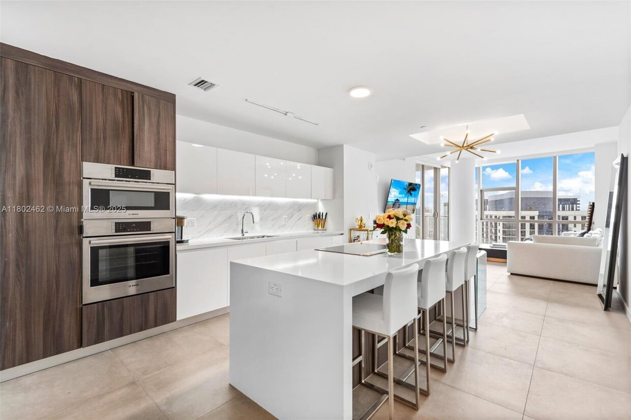 Foto principal - 851 NE 1st Ave