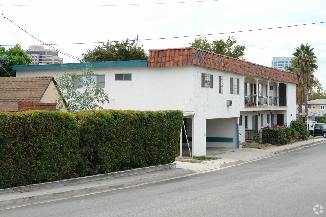 Building Photo - 724 N Howard St