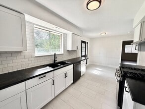 Building Photo - 325 Marilyn Dr
