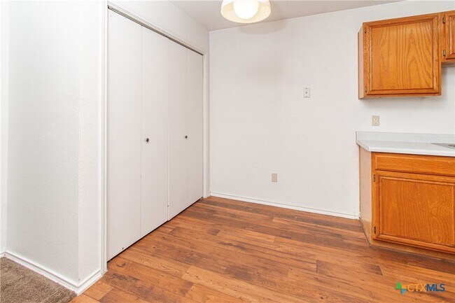 Foto del edificio - 1703 Cedarhill Dr