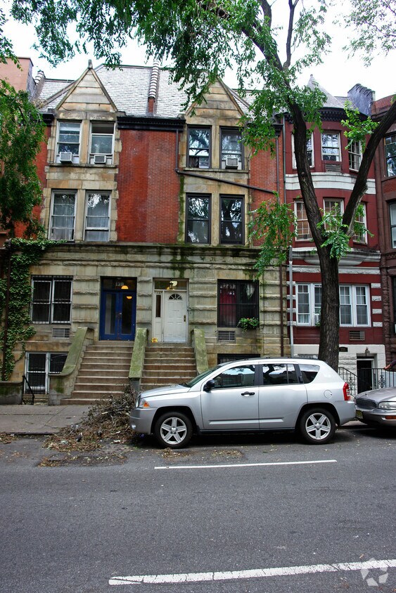 Building Photo - 137 W 95th St