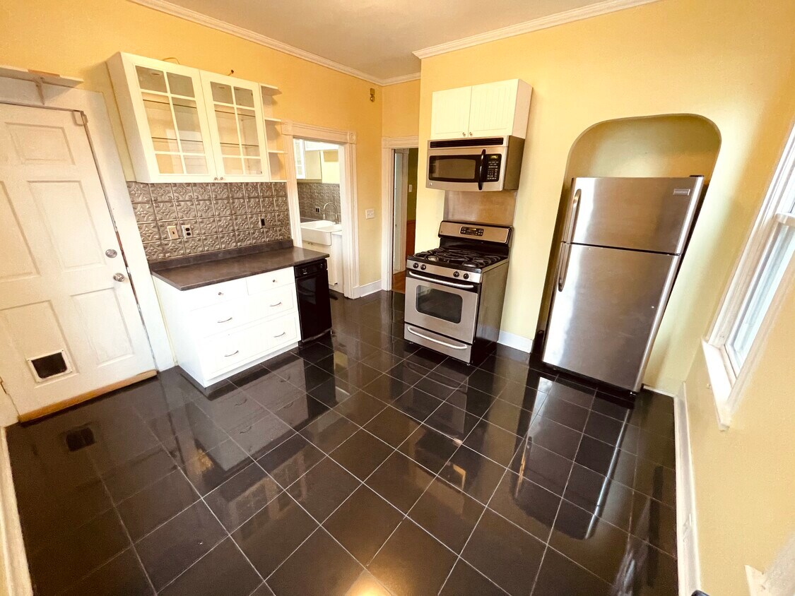 Primary Photo - 430 Meridian St