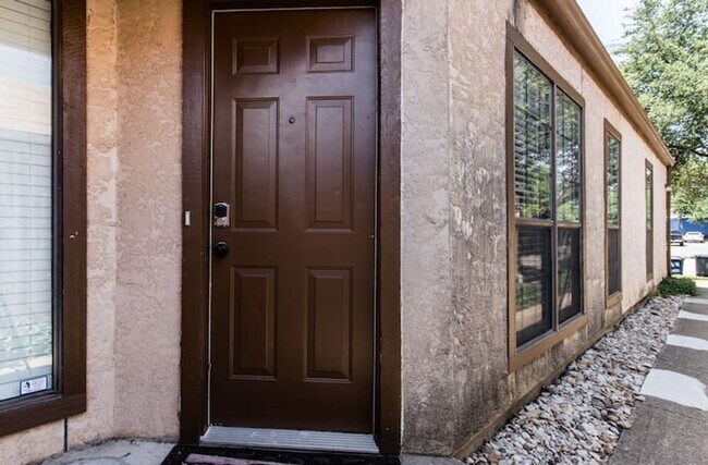 Foto del edificio - 3/2 Attached House in Wilshire Heights!