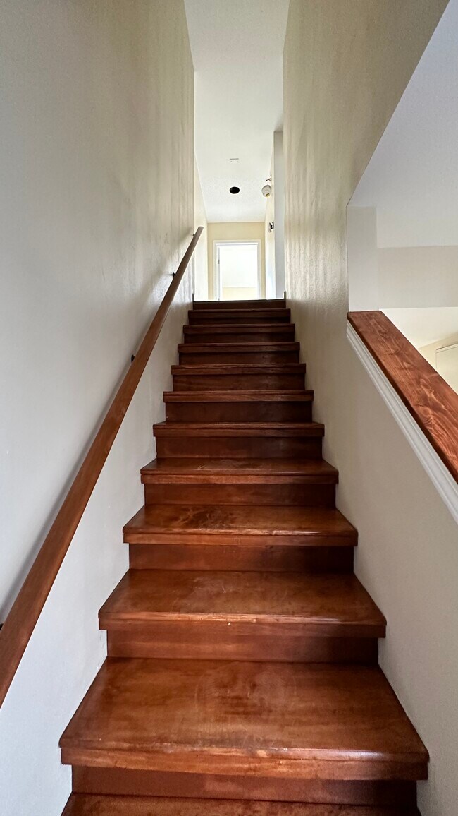 Staircase - 5911 Tullis Dr