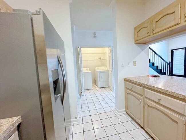 Foto del edificio - 3 Bedroom Townhouse in Cypress Point Subdi...