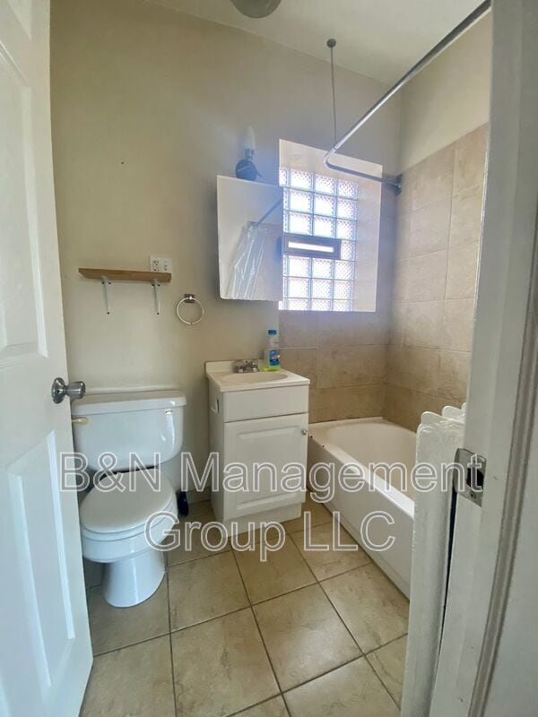 Photo - 1059 W Dakin St Apartment