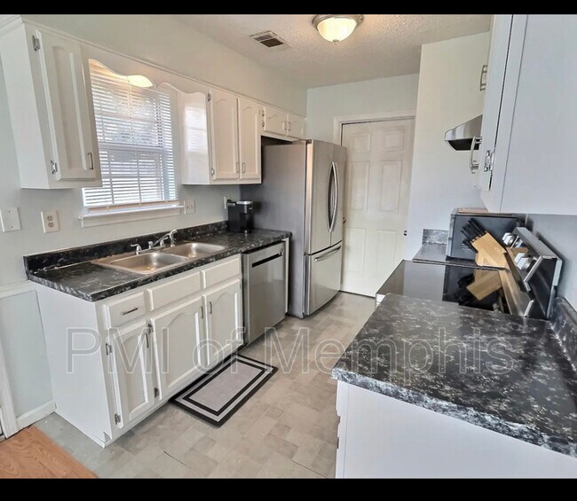 Building Photo - 5595 Oak Branch Cir N