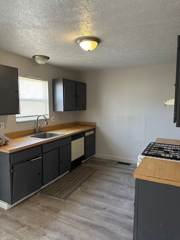 Building Photo - 3bd Single Section 8