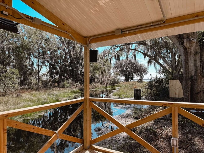 Foto del edificio - Remodeled Lakefront 2 Bedroom 2 Bath mobile home