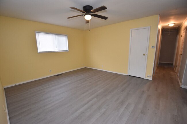 Building Photo - Mishawaka 3 Bedroom Home with Garage!