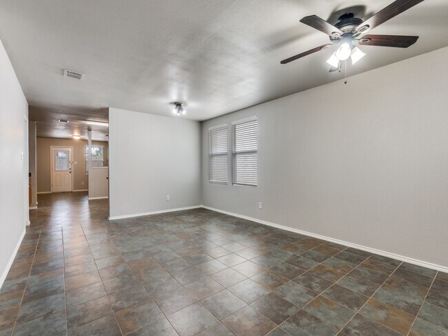 Foto del edificio - 2049 Shawnee Trail