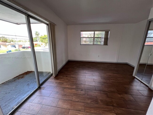 Foto del edificio - 465 S Royal Poinciana Blvd