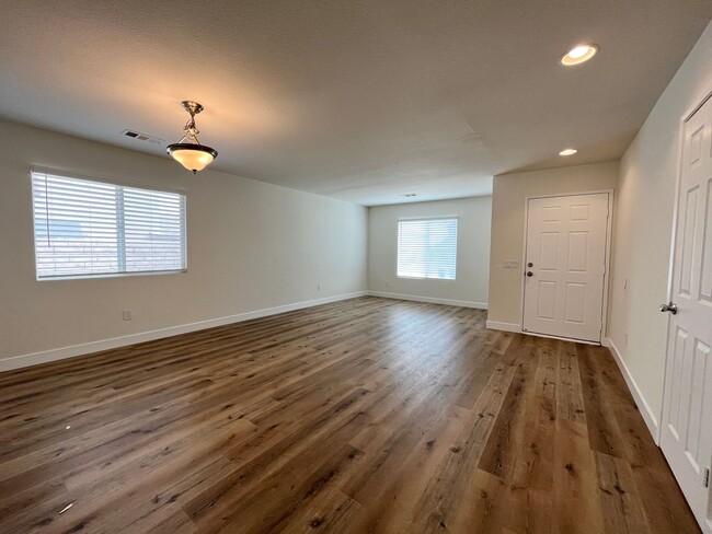 Foto del edificio - Excellent Location! All New Flooring, New Paint, New Blinds