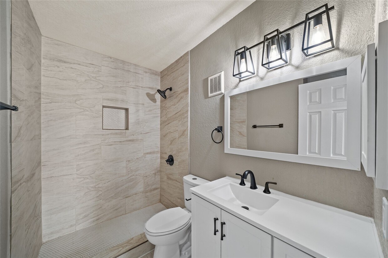 Foto principal - 8100 Creekbend Dr