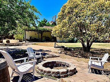 Foto del edificio - 554 Napa Rd