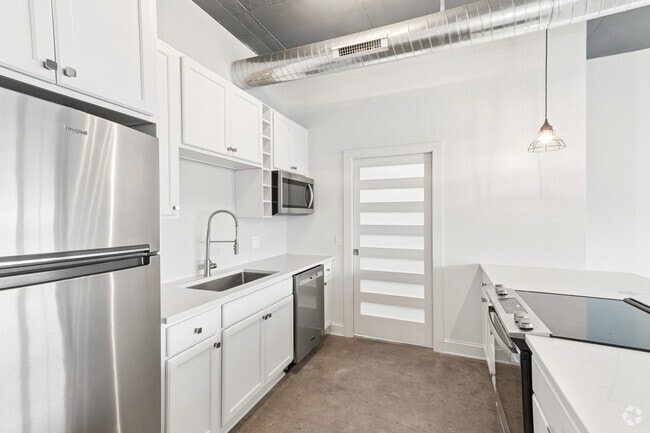 1BR, 1BA - 860SF - Kitchen - The Lofts of Webster