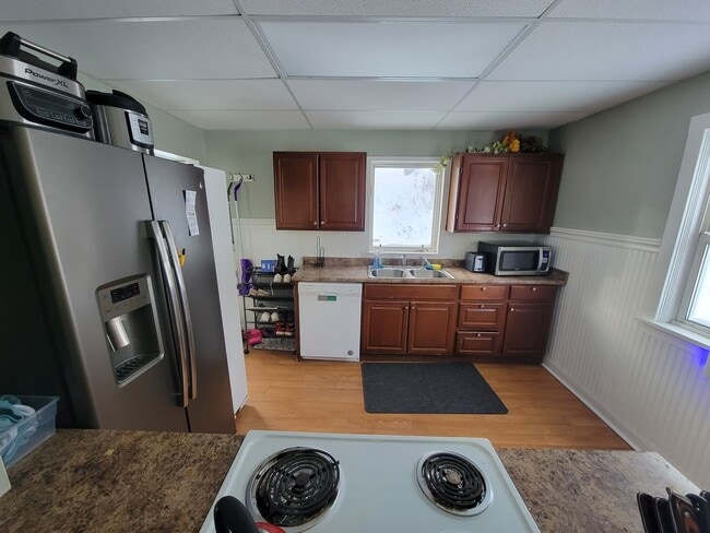 Building Photo - AVAILABLE JUNE - Updated 4 Bed 2 Bath