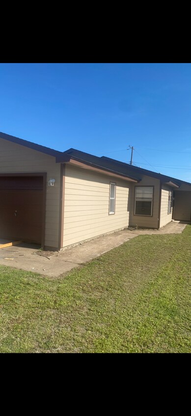 Primary Photo - 2119 W Oak Ave