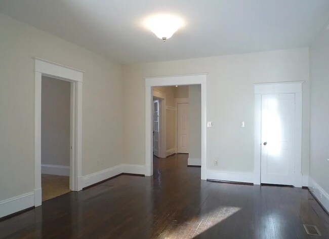 Sala de estar, vestíbulo - 523 Arbutus Ave SE