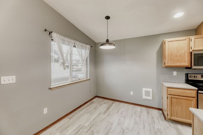 Building Photo - 2BR/2BA Everett Condo: Fresh Updates + Gated Access!