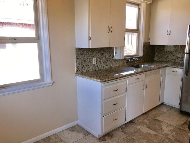 Building Photo - Move-In Ready! 1BR w/ AC & Parking Near Li...