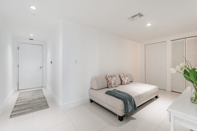 Building Photo - 9940 W Bay Harbor Dr