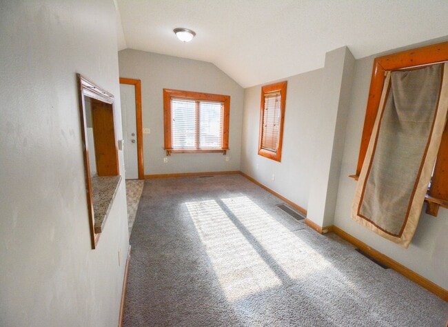 Building Photo - For Rent: 2 Bed, 1 Bath Home Near Mayo Clinic