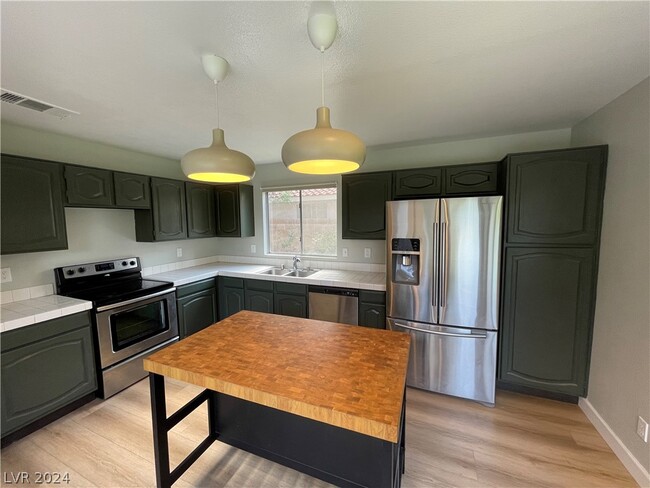 Building Photo - 2804 Oasis Cir