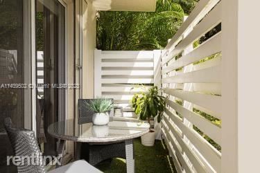 Building Photo - 3 br, 2.5 bath Townhome - 575 NW 98th Ave