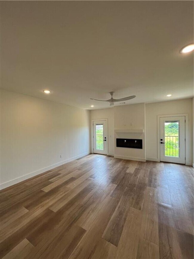 Building Photo - SW Livingston Sq Duplex
