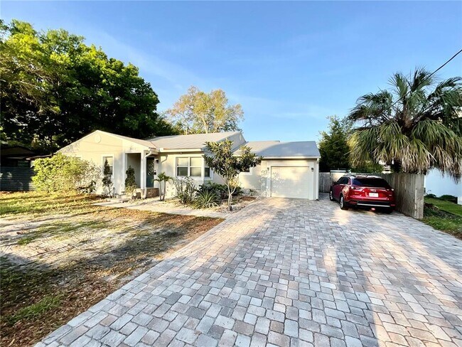 Building Photo - 3611 S Himes Ave