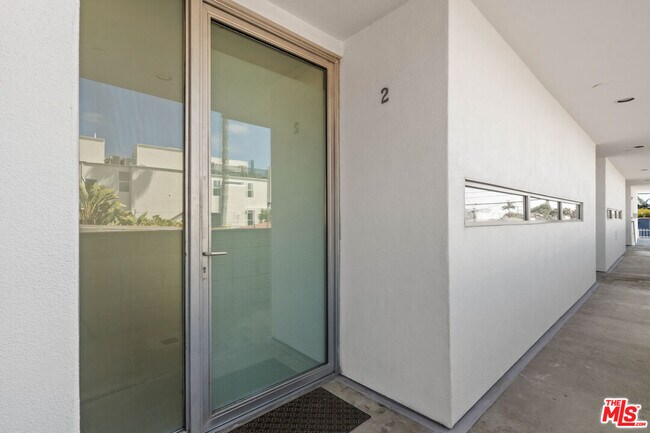 Foto del edificio - 660 Rose Ave