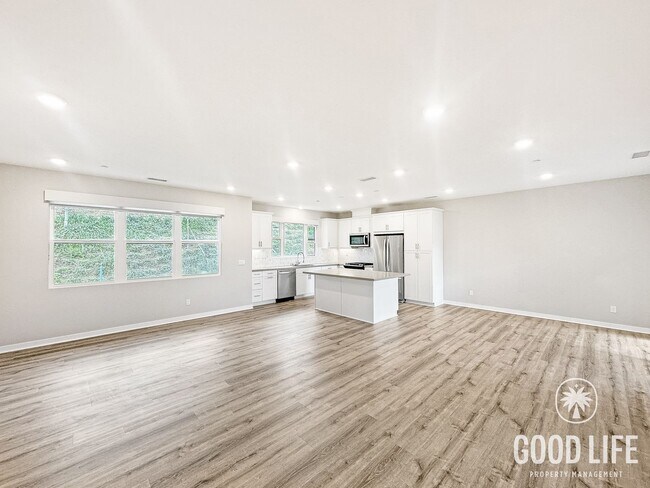 Foto del edificio - Beautiful 3B/3BA w/ 2 Car Garage, Washer/Dryer and Private Patio!