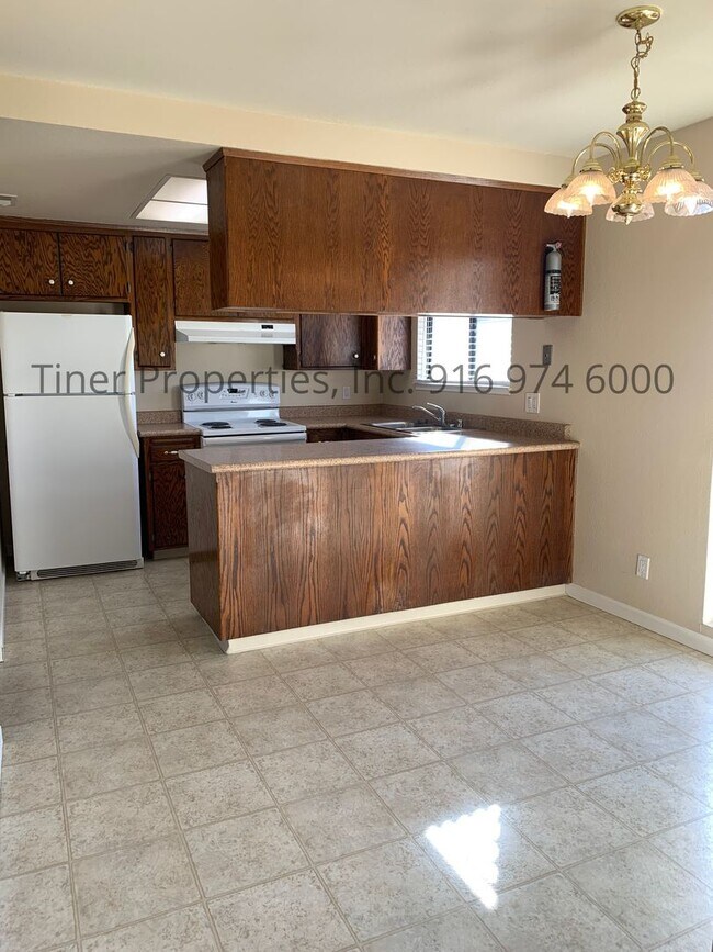 Building Photo - Beautiful Carmichael Home